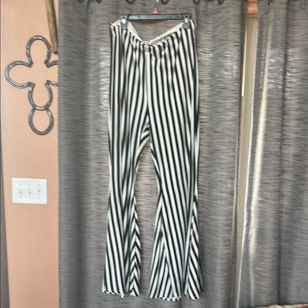 ANDREE BY UNIT Black and White Striped Garment